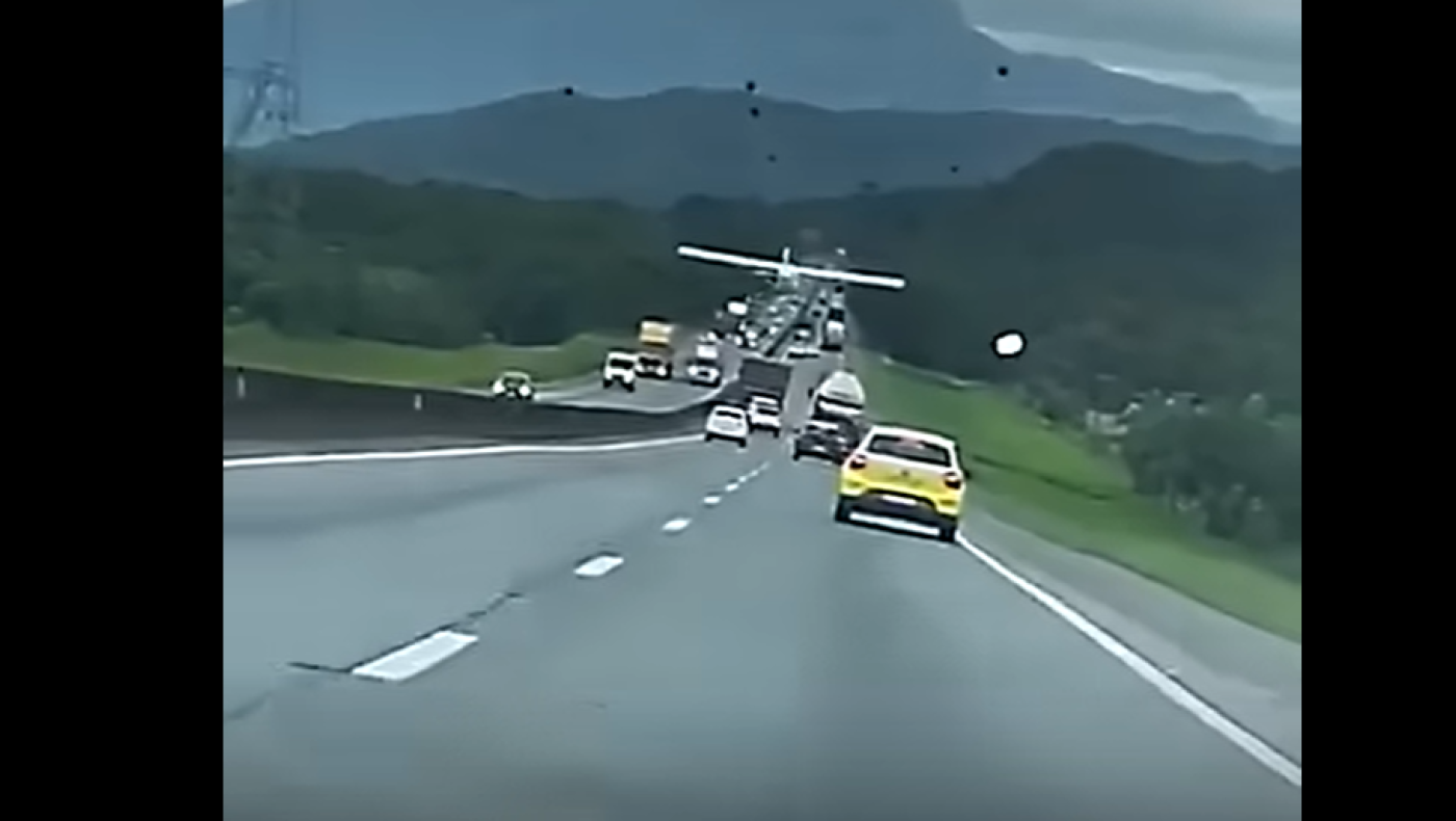 Προσγείωσε αεροσκάφος σε πολυσύχναστο αυτοκινητόδρομο!