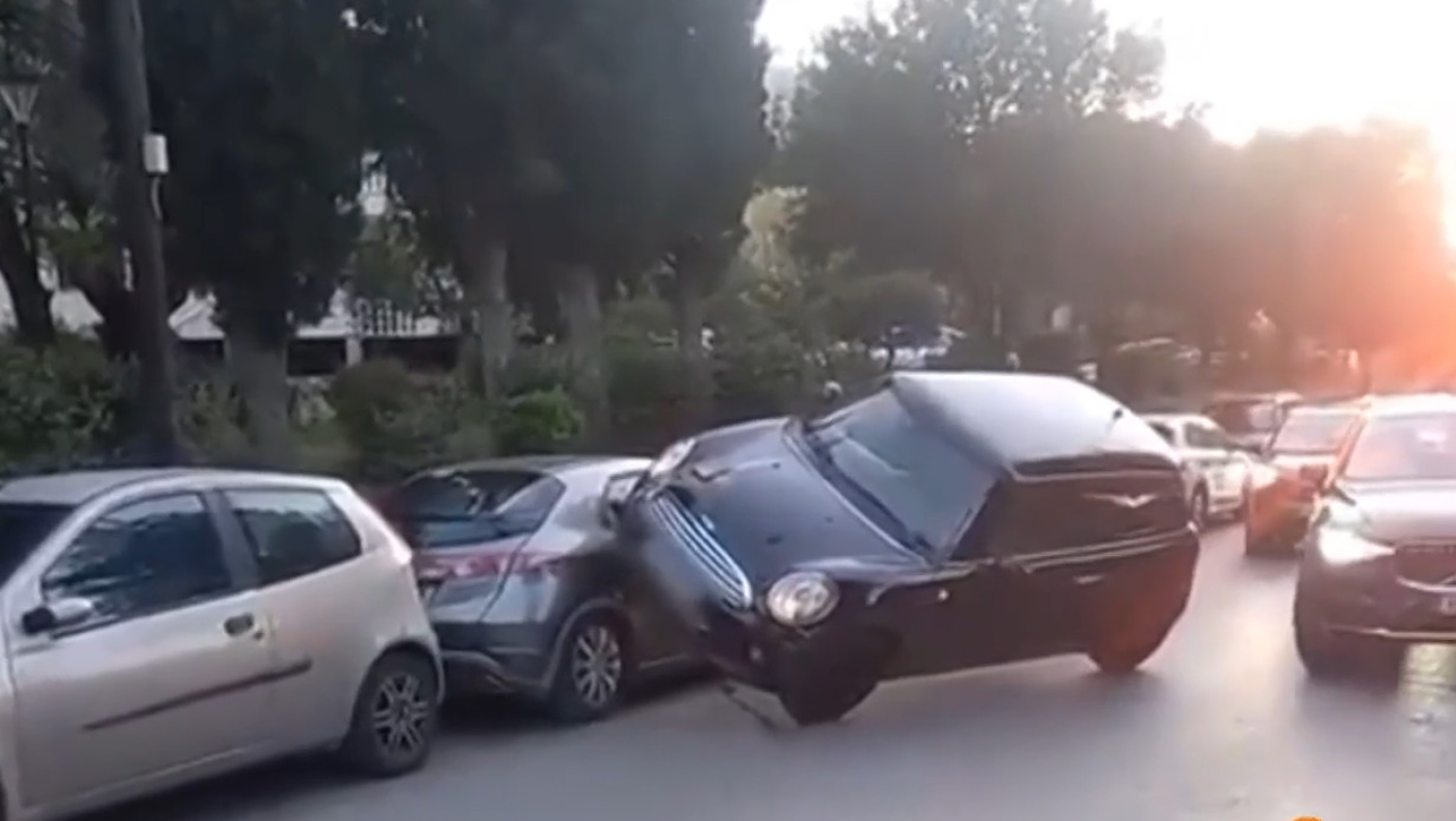 Κηφισιά: Πώς ΙΧ... «σκαρφάλωσε» σε σταθμευμένο όχημα προπονητή