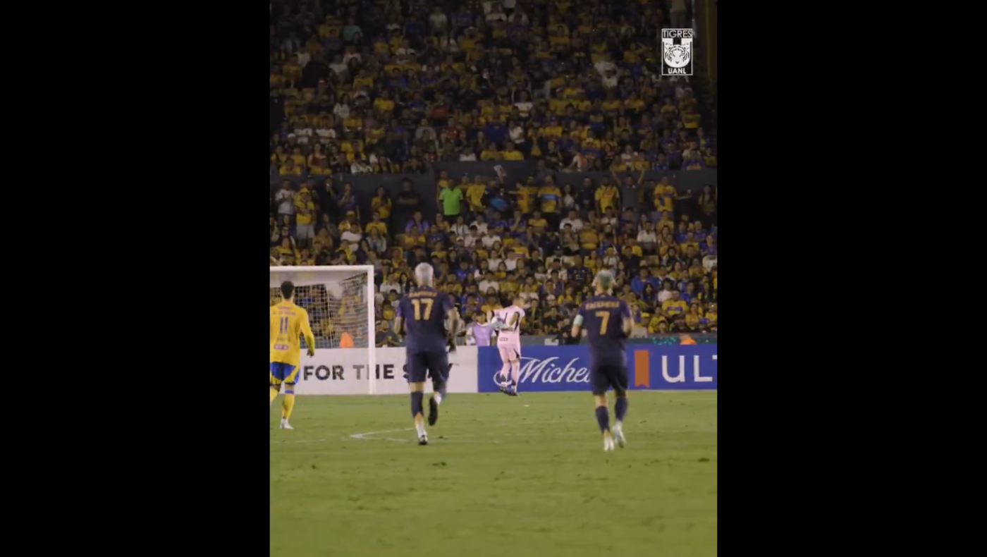 Τερματοφύλακας απέκρουσε σουτ παίκτη με χέρια πίσω από την πλάτη (vid)