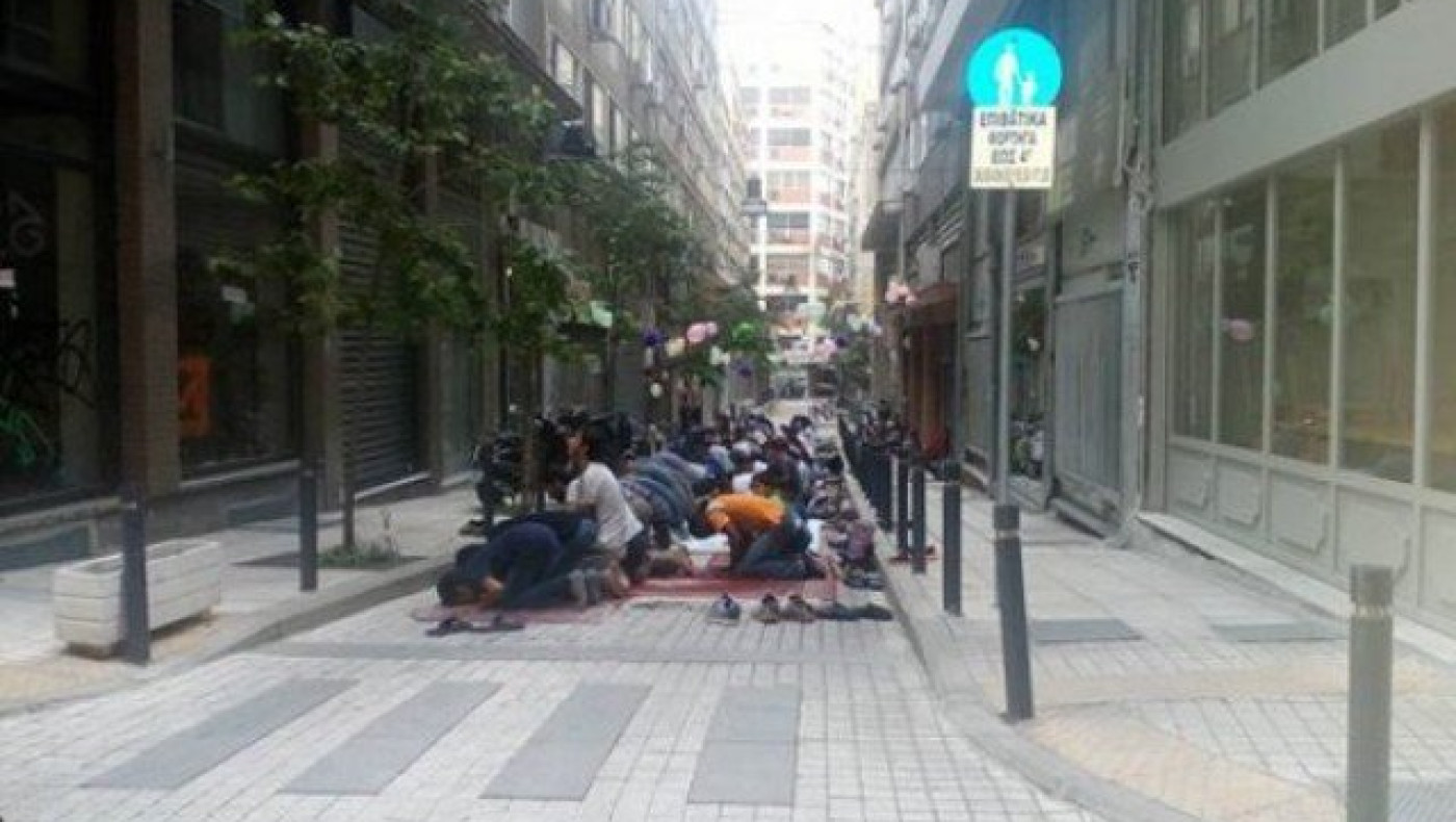 Πρόσφυγες προσευχήθηκαν σήμερα στο κέντρο της Θεσσαλονίκης (ΦΩΤΟ)