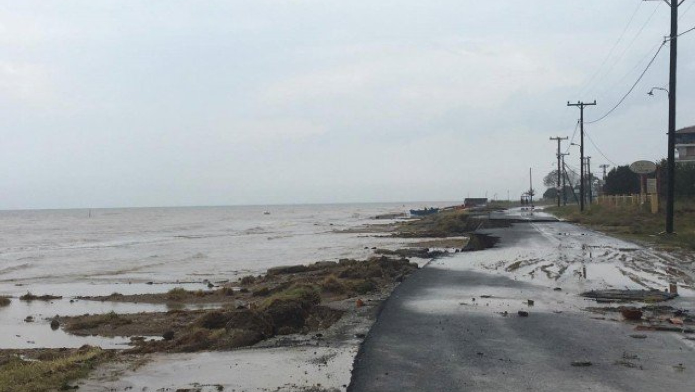 Θεσσαλονίκη:  Δρόμος κόπηκε κυριολεκτικά... στα δύο!