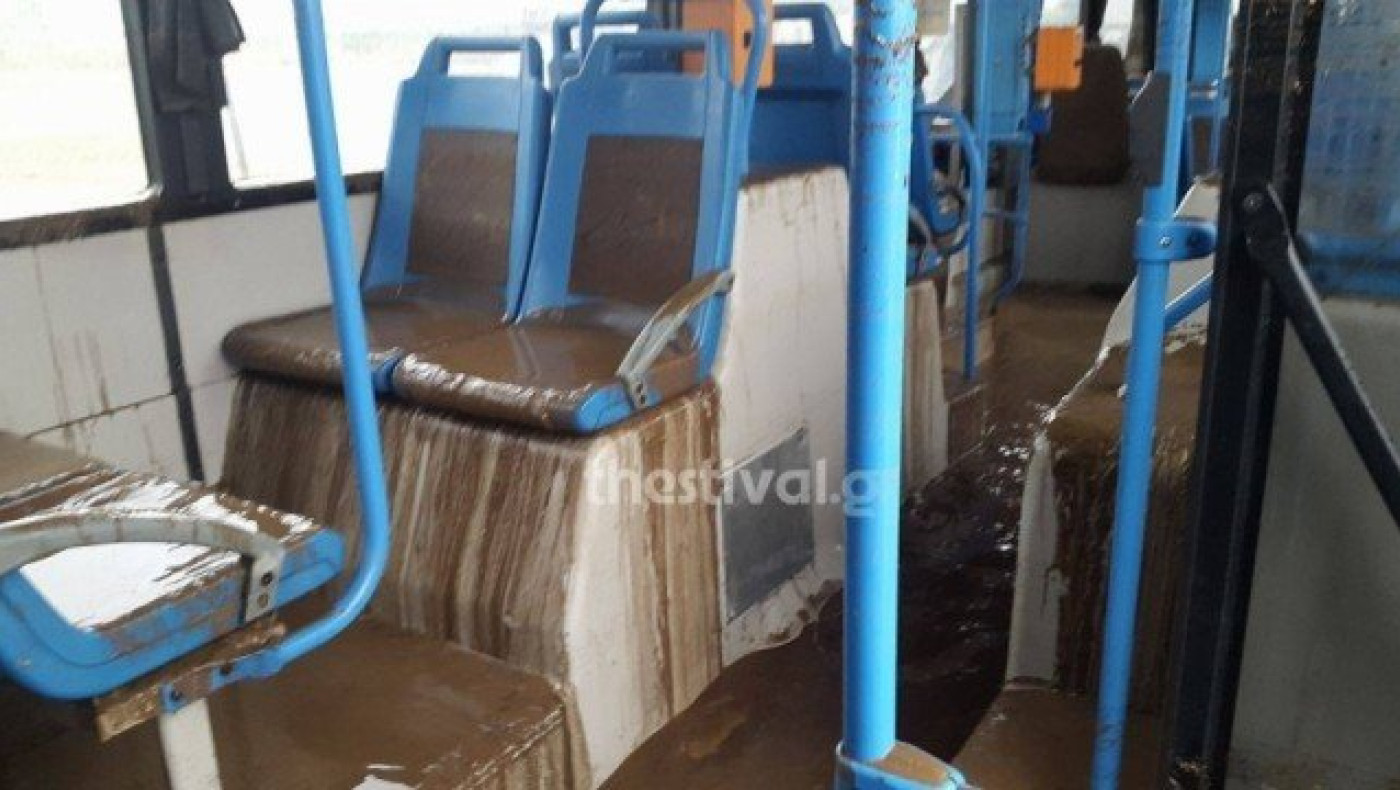 Απεγκλωβίστηκε το λεωφορείο του ΟΑΣΘ στα Κουφάλια (ΒΙΝΤΕΟ)