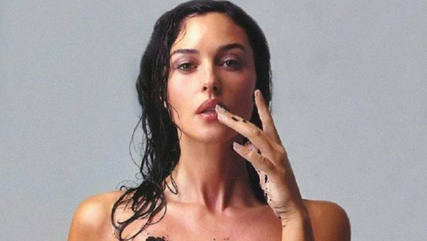 Γυμνή        στην           πισίνα η Μόνικα Μπελούτσι (pics)