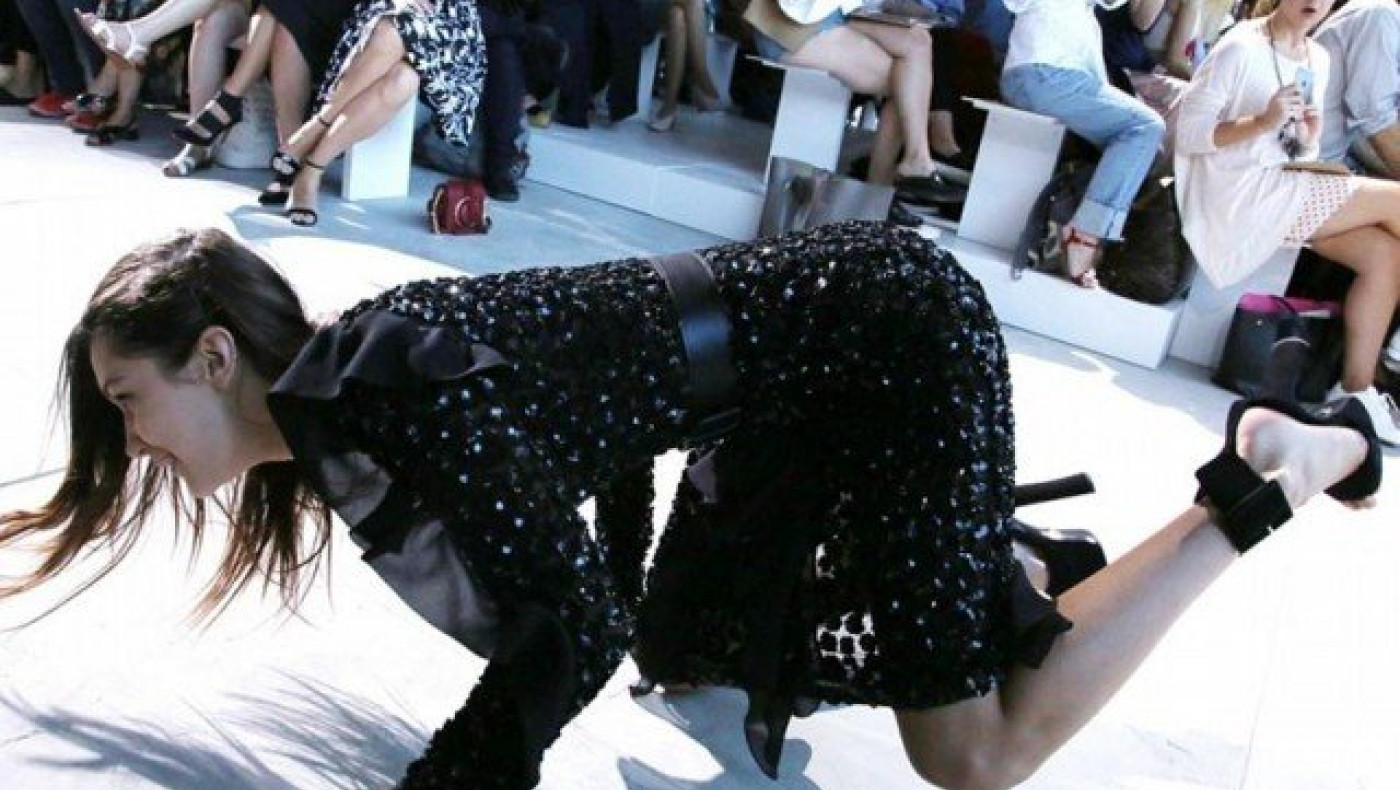 Σωριάστηκε στην     πασαρέλα η Μπέλα Χαντίντ (video)