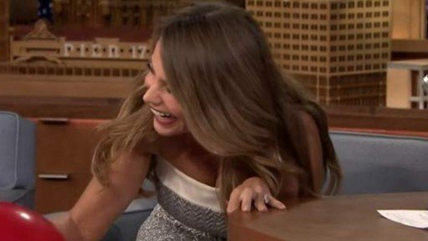 Η Σοφία Βεργκάρα εισπνέει ήλιο και  ξεκαρδίζεται με τη φωνή της (vid)