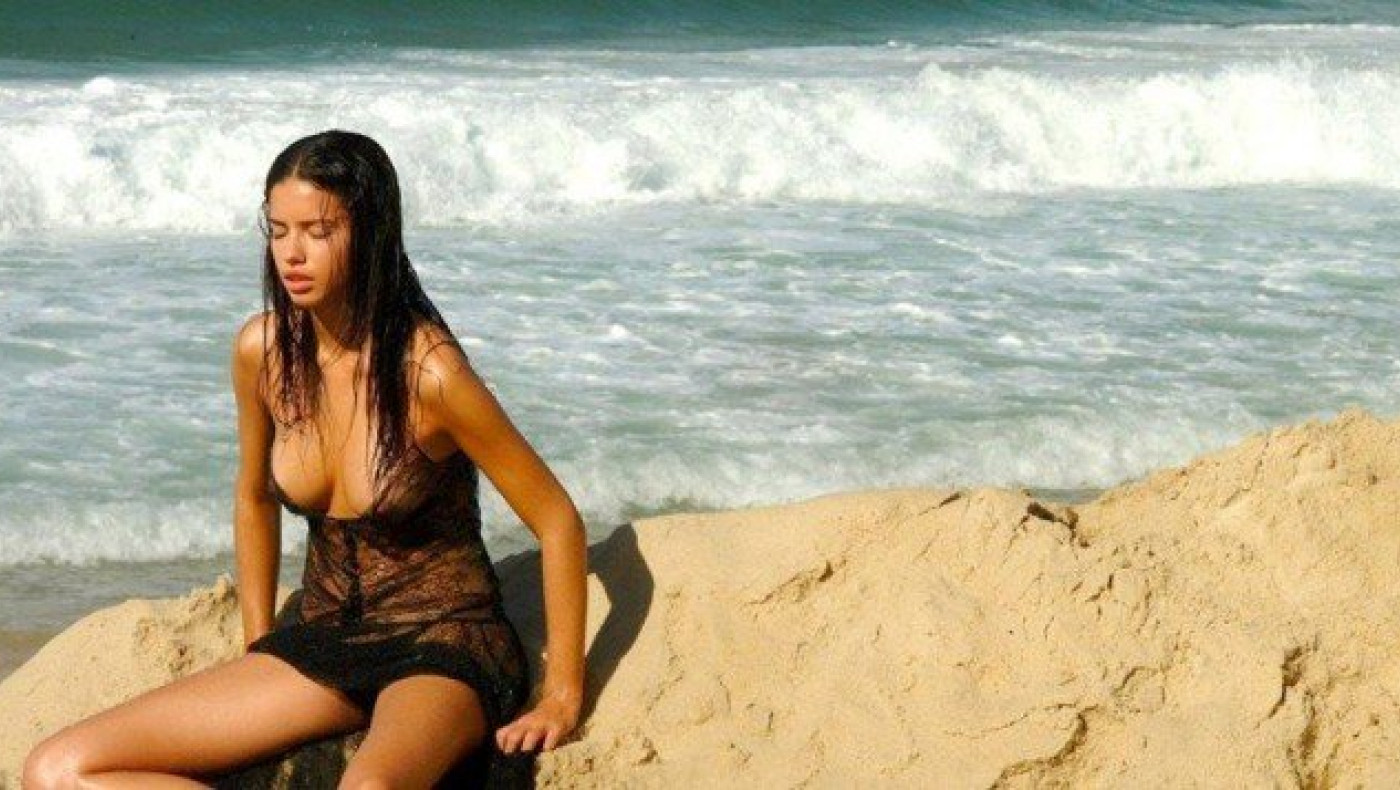 Ημίγυμνη    στα      κύματα η    Adriana Lima (pics)