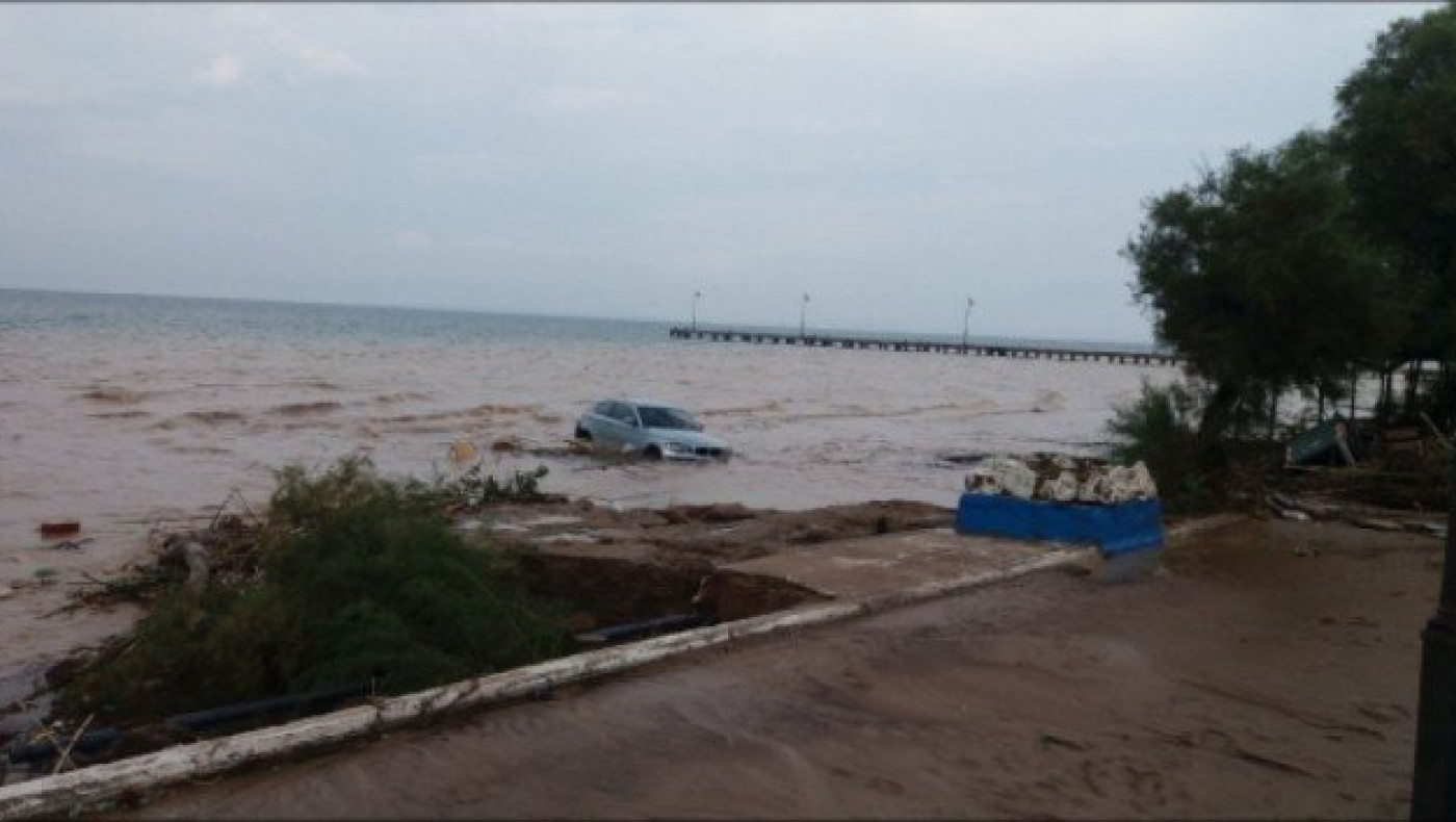 ΤΡΑΓΙΚΗ ΕΙΚΟΝΑ: Αυτοκίνητο «κολυμπά» στον Θερμαϊκό!