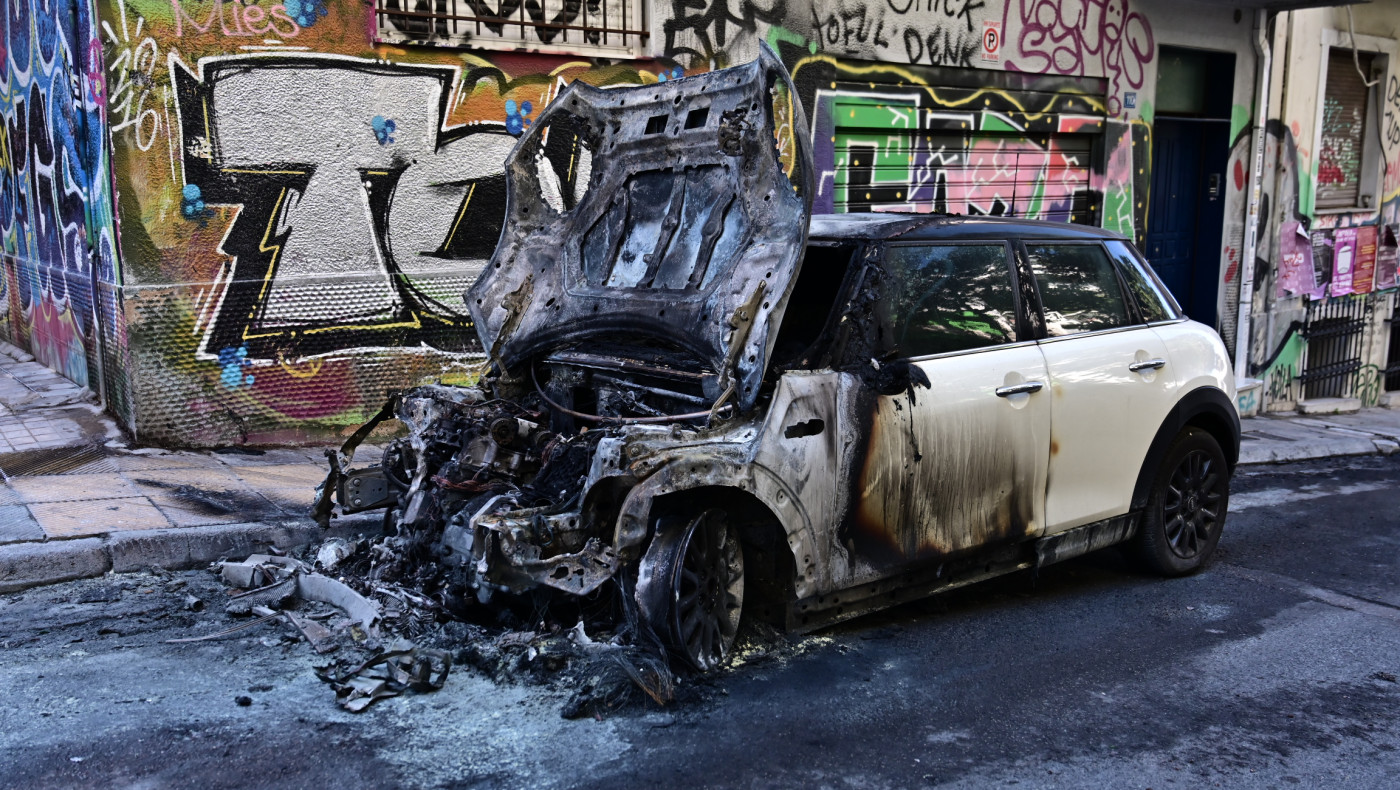 Εξάρχεια: Καμένη γη μετά τη νύχτα επεισοδίων μεταξύ αγνώστων και ΕΛΑΣ