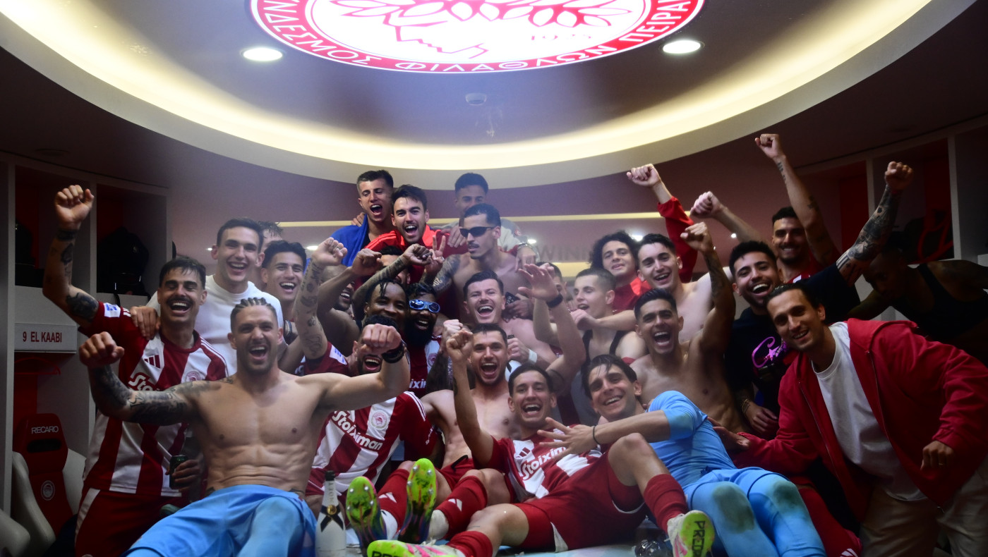 Ολυμπιακός: Οι πανηγυρισμοί στο γήπεδο και στα αποδυτήρια για τον 48ο τίτλο