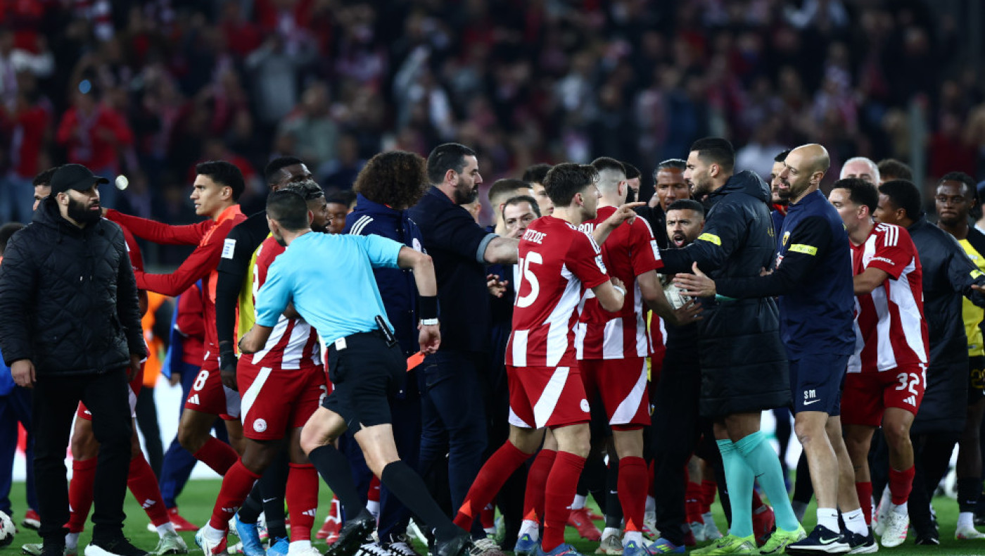 Καταγγελία της ΑΕΚ για μη διαπιστευμένους με πολιτικά: «Χτυπούσαν τους παίκτες μας»