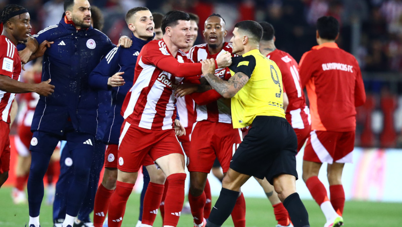 Χαμός στο Καραϊσκάκης μετά τη λήξη του Ολυμπιακός–ΑΕΚ