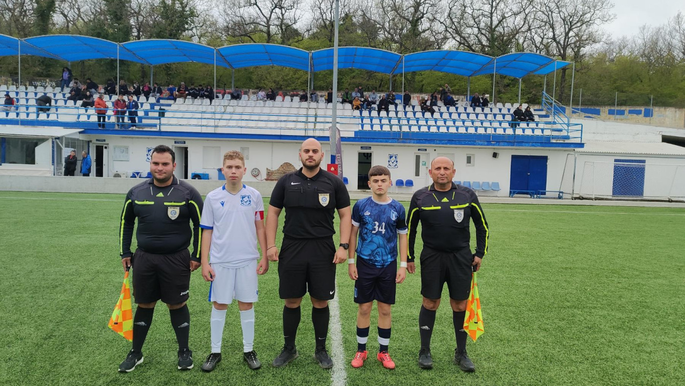 Διαιτητική τριάδα Κυριάκος Λαζαρίδης και τα δυο παιδιά του Μάριος και Μάρκος - Πρόκριση της Κ15 του Ηρακλή