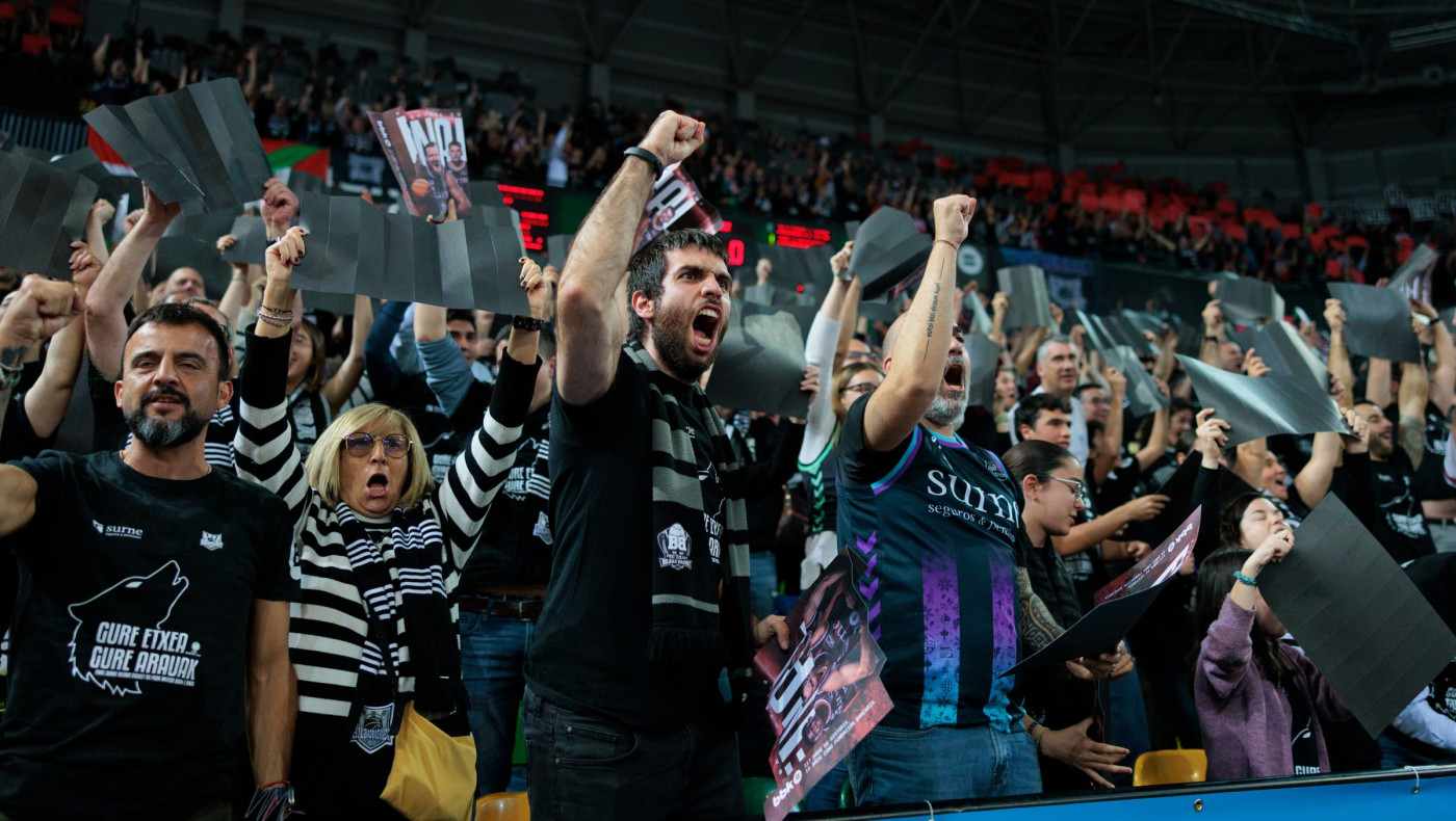 Αποθέωση για Καντσελιέρι και παίκτες έξω από το γήπεδο και απαίτηση για Κύπελλο στον Πύργο τον Λευκό