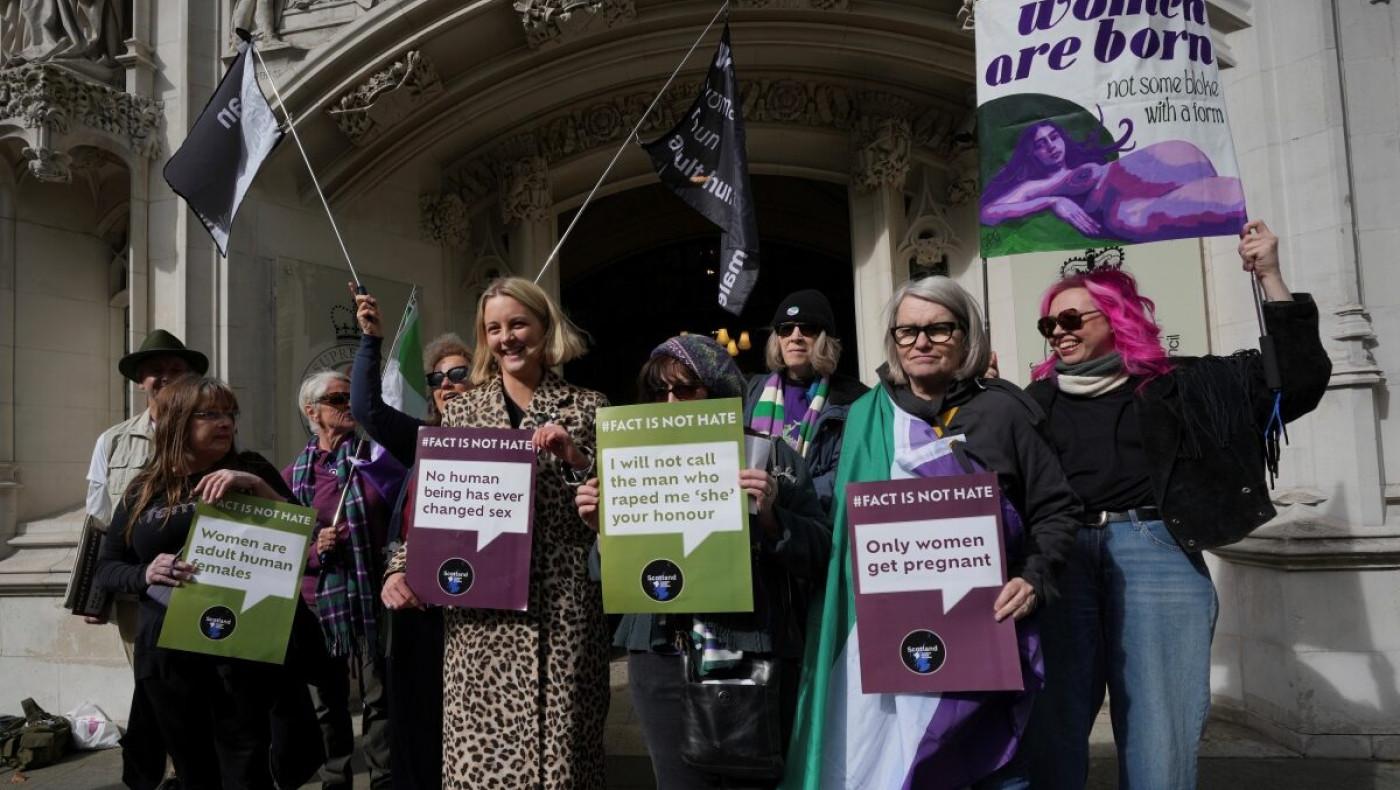 Η Βρετανία αναγνωρίζει ως «γυναίκες» μόνο όσες ανήκουν βιολογικά στο φύλο