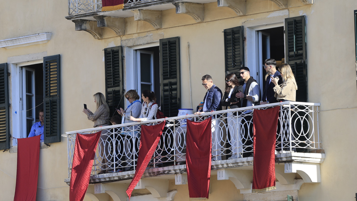 Κέρκυρα: Γέμισαν τα καντούνια με σπασμένους Μπότηδες