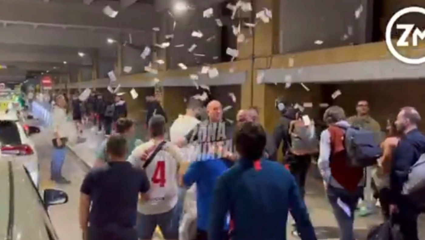 Οπαδοί της Σεβίλλης πέταξαν πλαστά χρήματα στους παίκτες της ομάδας τους!