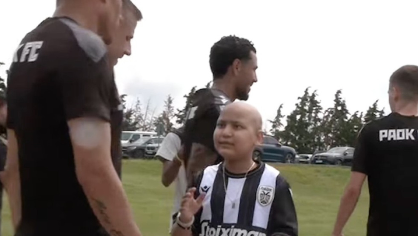 ΠΑΟΚ: Ο μαχητής της ζωής,  ο μικρός Σινάν, και η μεγάλη αγκαλιά των παικτών