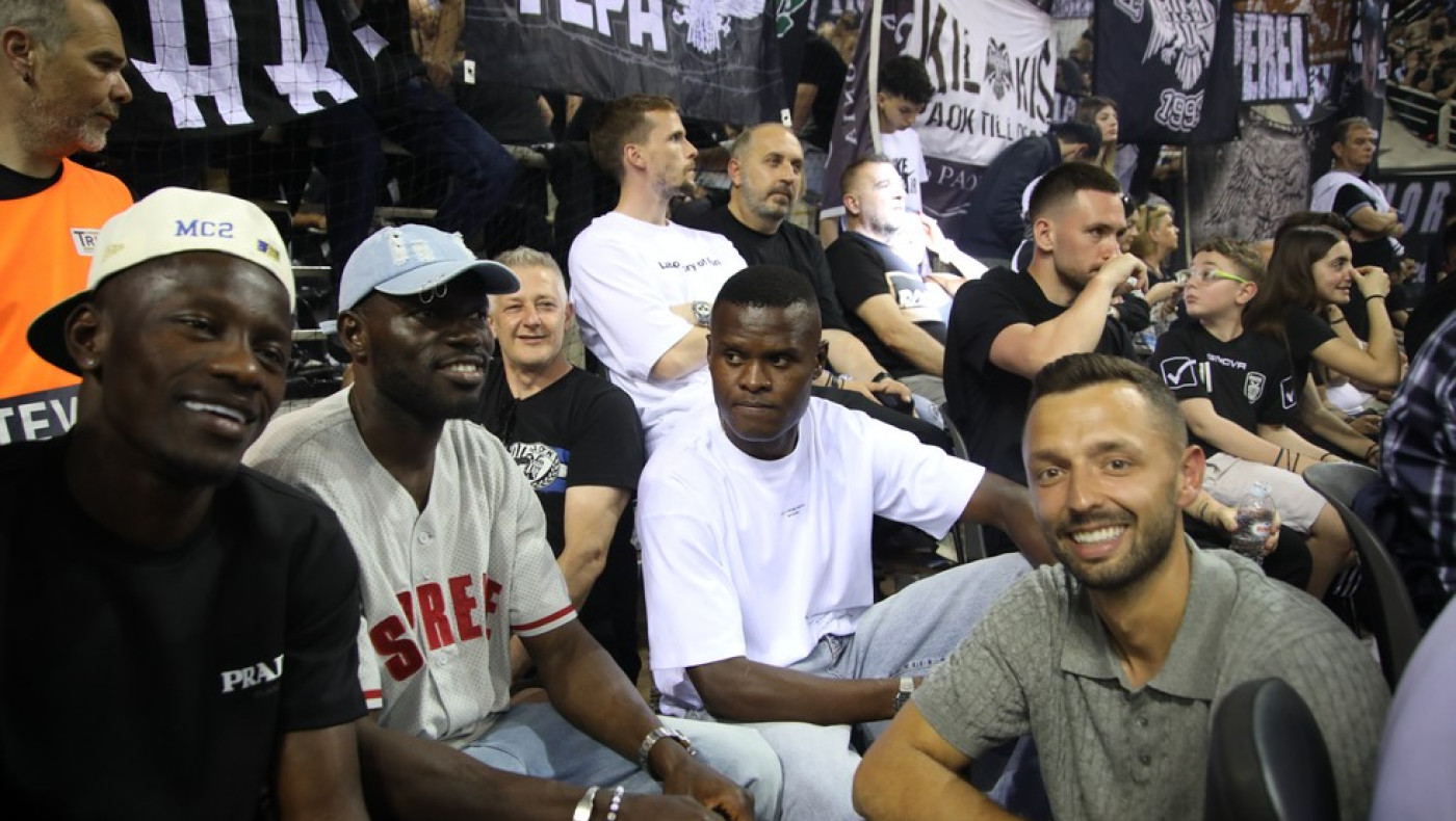 Όλος ΠΑΟΚ μια γροθιά: Ο… πλέι μέικερ Βιεϊρίνια και οι συμπαίκτες του σε ρόλο οπαδών (pics)