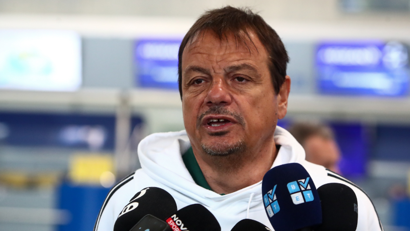 Σύνθημα... νίκης από Αταμάν και Όσμαν με φόντο το Άμπου Ντάμπι