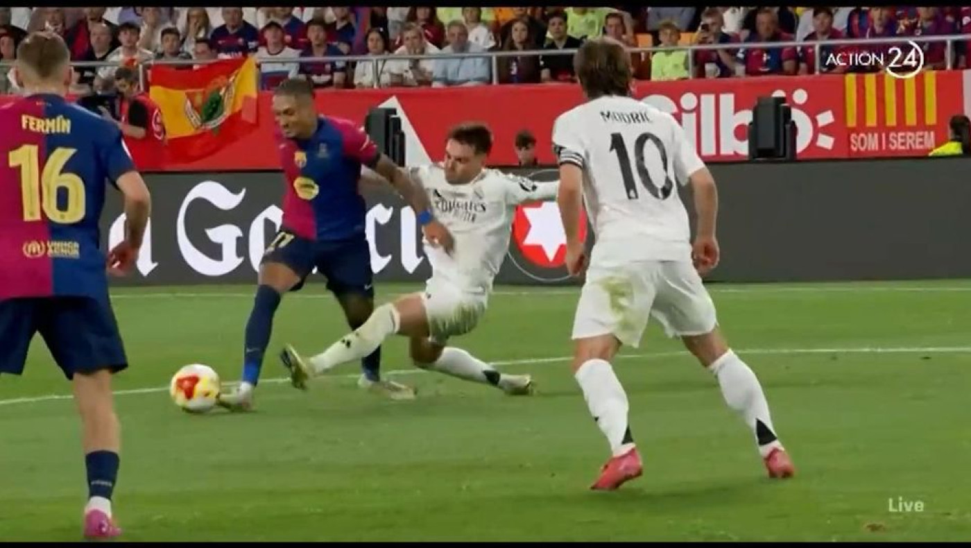 Η Μπαρτσελόνα ζήτησε δύο πέναλτι στο φινάλε, όμως δεν πήρε κανένα και ο τελικός πήγε στην παράταση