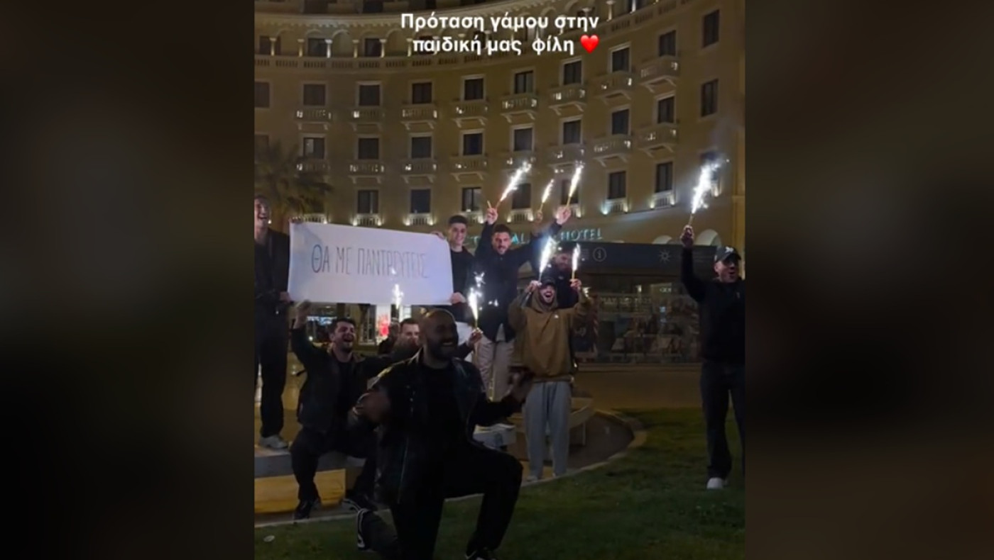 Θεσσαλονίκη: Εντυπωσιακή πρόταση γάμου σε νεαρή που καθόταν σε γνωστή καφετέρια της πόλης