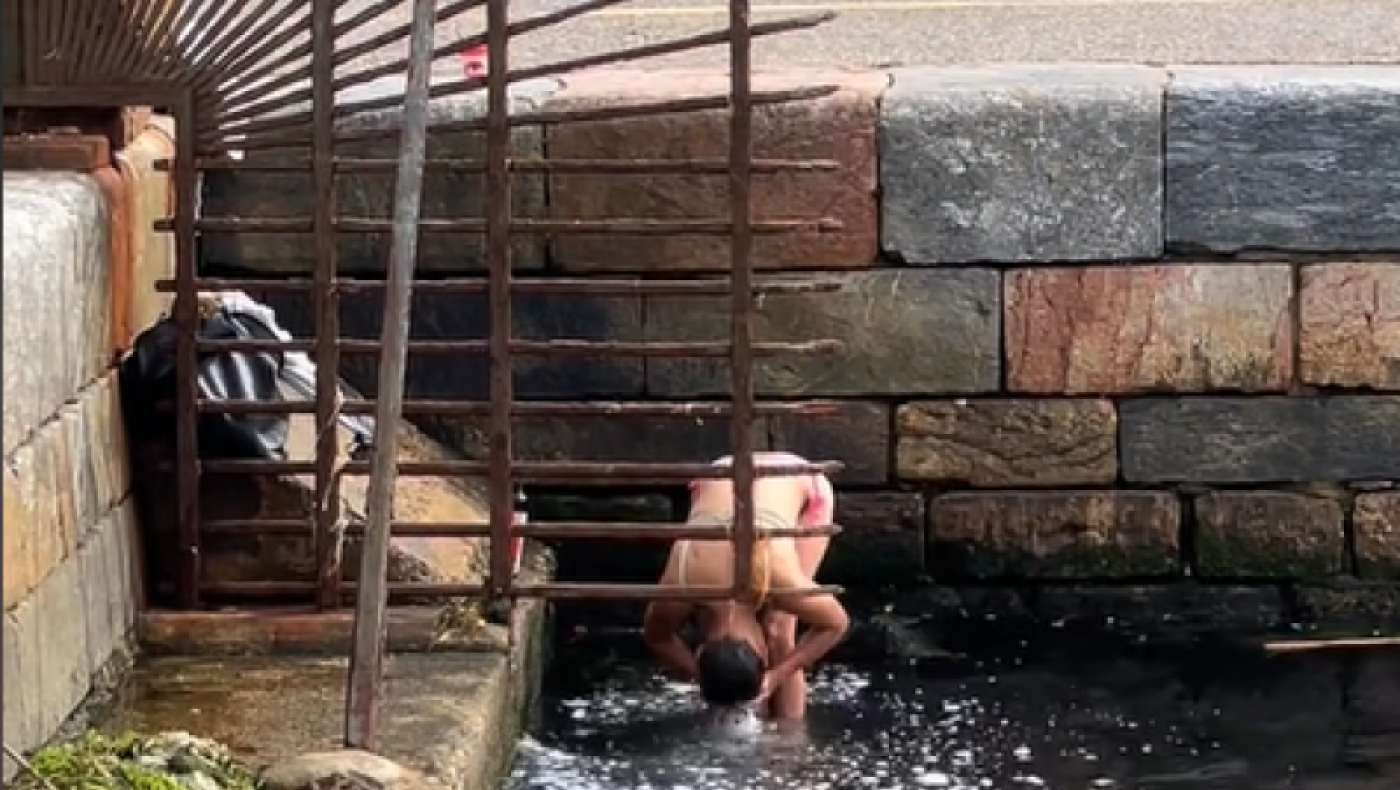 Θεσσαλονίκη: Νεαρή βούτηξε στο Θερμαϊκό για να… λουστεί!