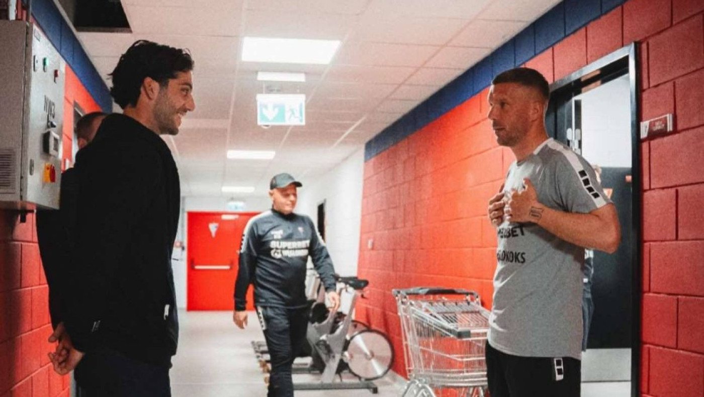 Τετ α τετ Τσιριγώτη... Λούκας Ποντόλσκι!