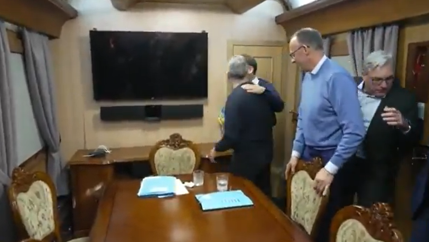 Μακρόν: Τι λένε οι Γάλλοι για το περιβόητο σακουλάκι που έμοιαζε με... κοκαΐνη