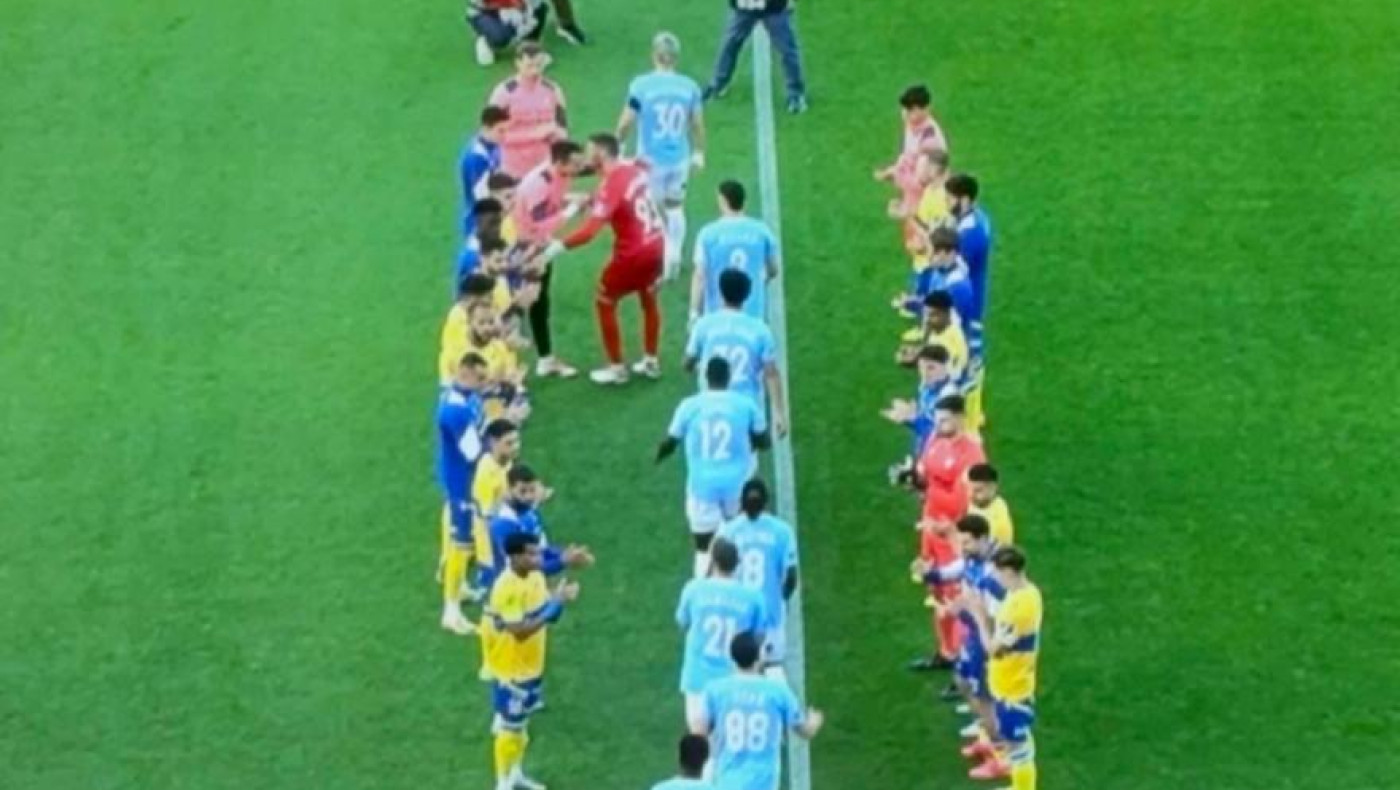 Κύπρος: Αναγνώριση από τους παίκτες του ΑΠΟΕΛ-Έκαναν pasillo στην Πάφο