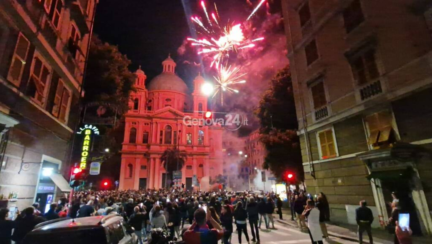 Σαμπντόρια: Ξέφρενο γλέντι των οπαδών της Τζένοα-Ξενύχτισαν πανηγυρίζοντας τον υποβιβασμό της!