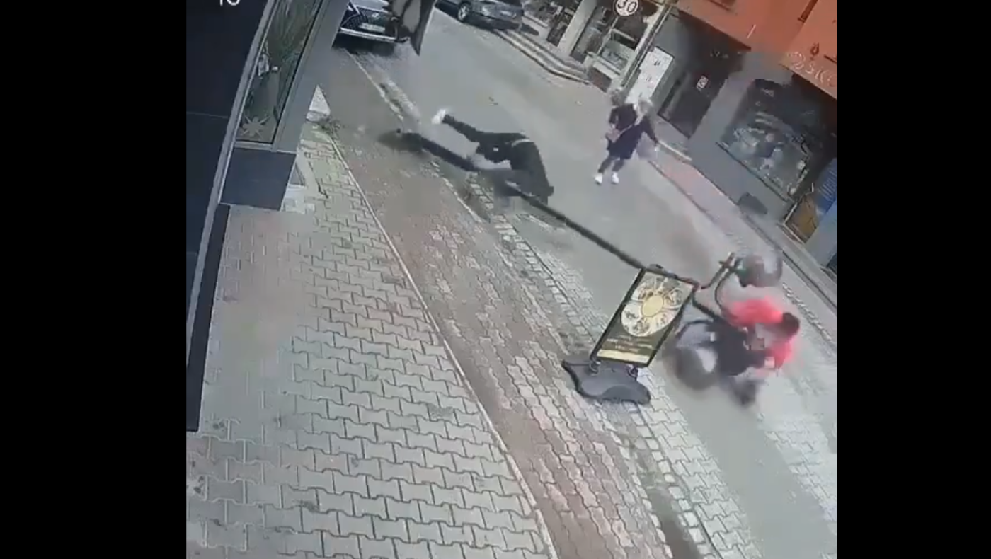 Έγειρε να ξαποστάσει σε κολώνα, που καταπλάκωσε περαστική!