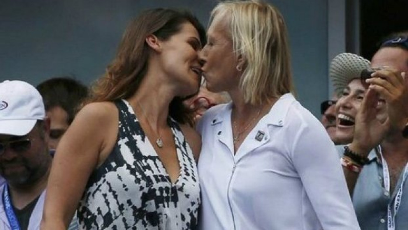 Πρόταση γάμου στην... αγαπημένη της από Ναβρατίλοβα