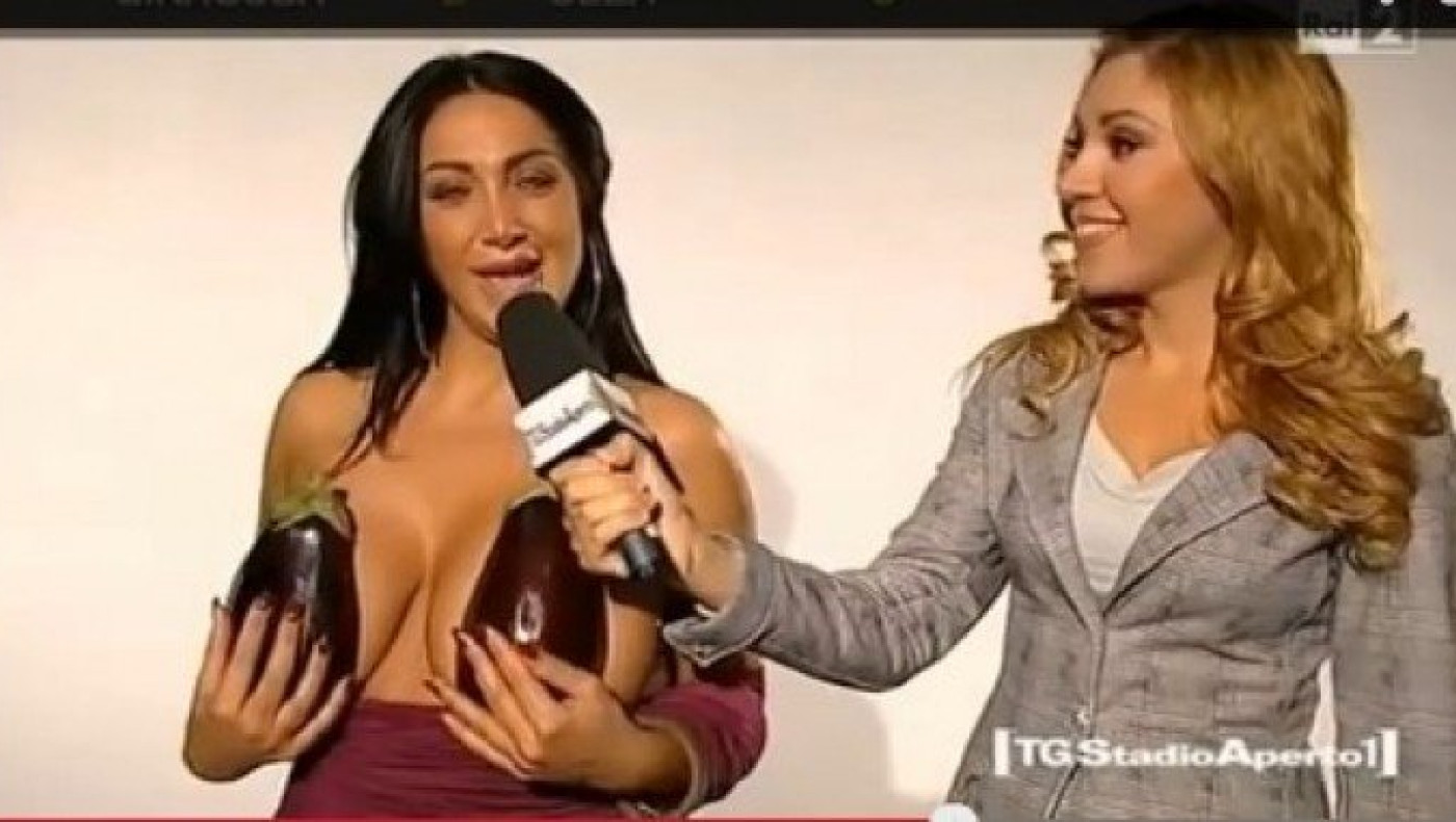 Χαρούμενη Ιταλίδα παρουσιάστρια παίζει τις μελιτζάνες… στα δάχτυλα της! (video) 