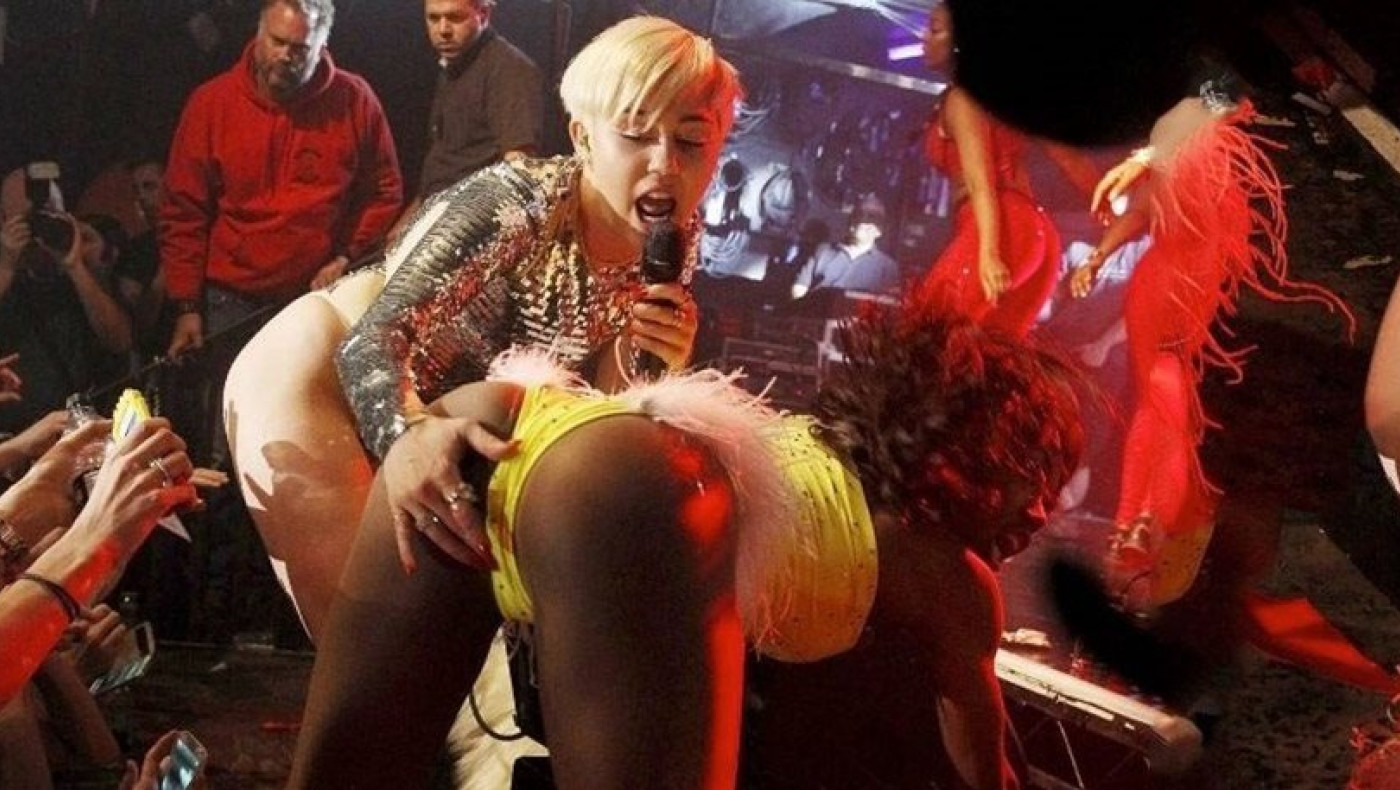 Miley Cyrus: Εβαλε χέρι σε χορεύτρια (pics+videos)