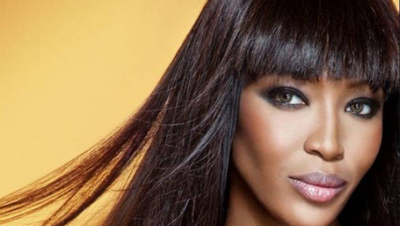 Ο αέρας σήκωσε την περούκα της Ναόμι και φάνηκε η φαλάκρα της ! (photos)