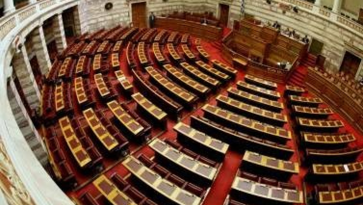 Χωρίς σουτιέν στο βήμα της Βουλής! (pic)