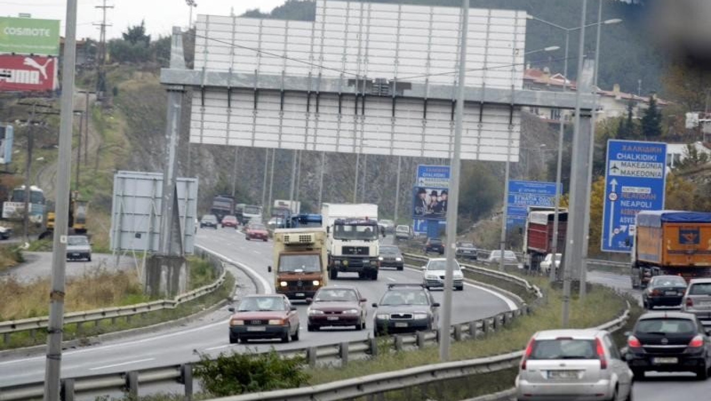 Σύγκρουση τουριστικού λεωφορείου με ΙΧ στον περιφερειακό