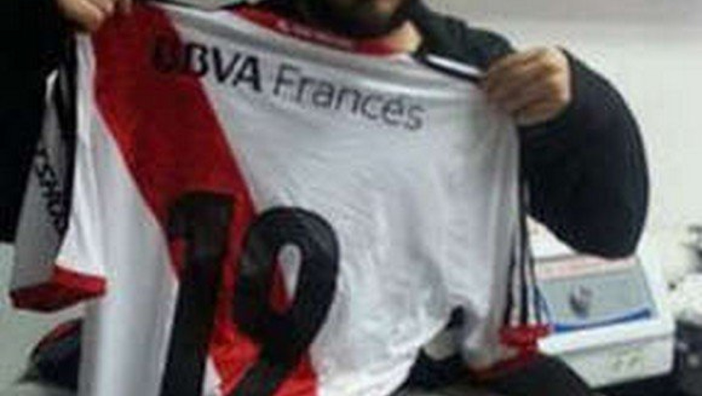 Φωτογραφία με την φανέλα της μισητής αντιπάλου (pic)