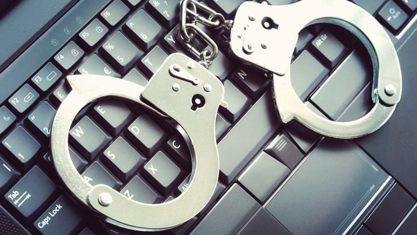 Αθήνα: Ανάγκαζαν μια κοπέλα να ζει στο μπαλκόνι του φωταγωγού!