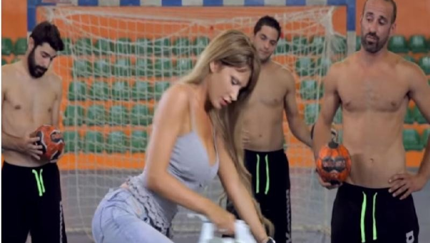 H Πετρούλα... τρελαίνει κόσμο, σιδερώνοντας για τον ΠΑΣ Φοίβο Συκεών 