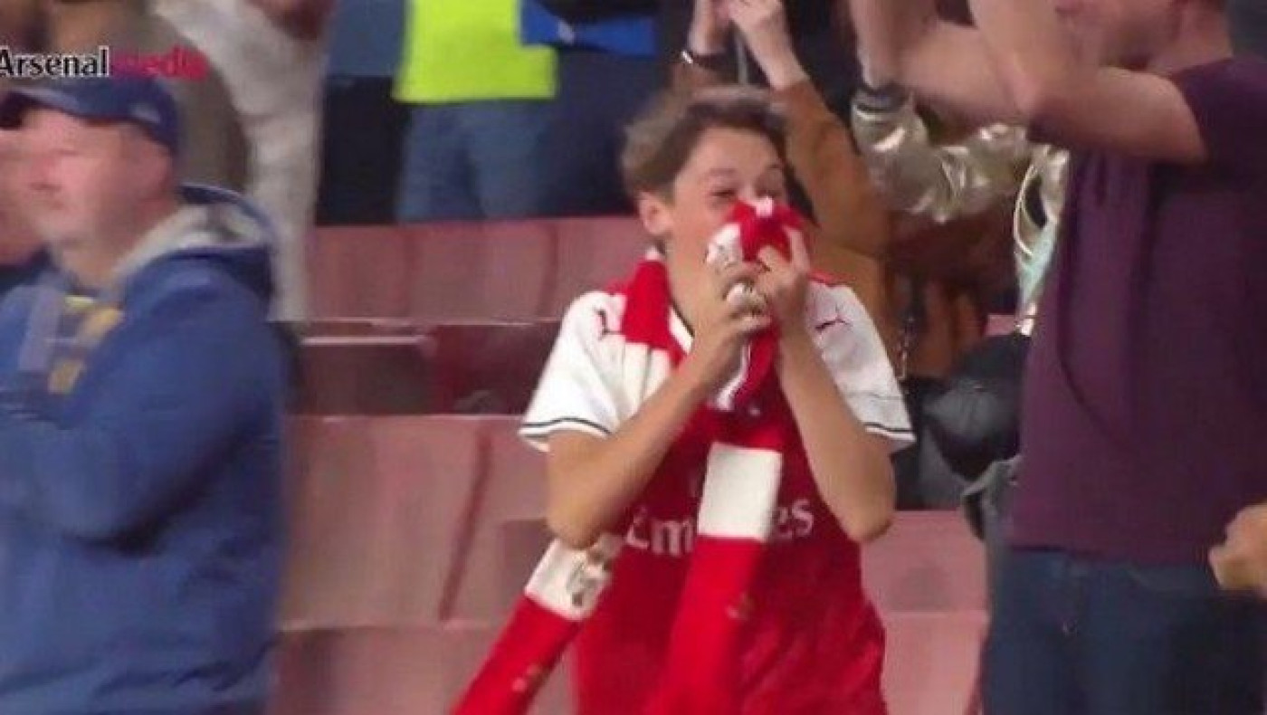 Η φοβερή αντίδραση φαν της Άρσεναλ όταν ο Οζίλ του πέταξε τη φανέλα!