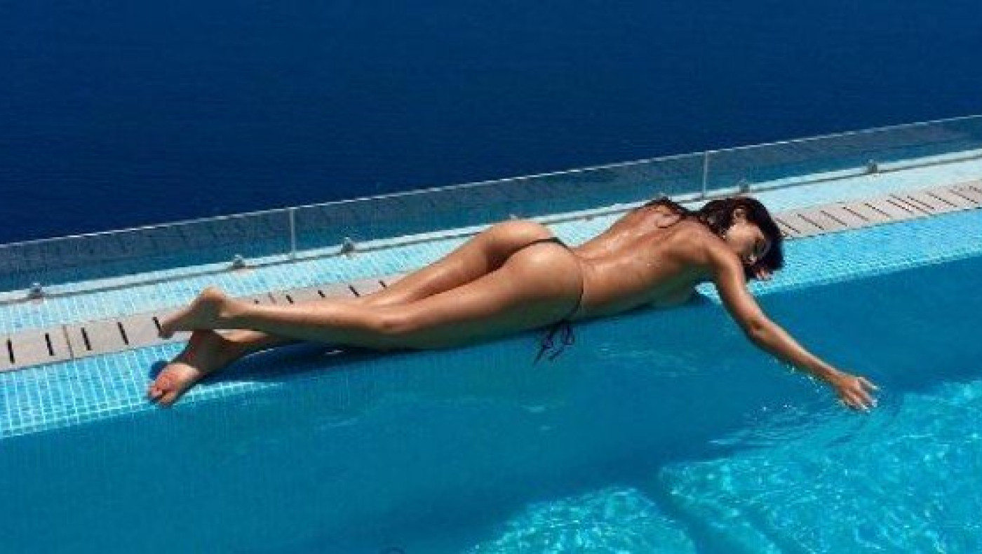 Η Σίλβια             Καρούσο             «άλωσε« τη Σαντορίνη (pics)