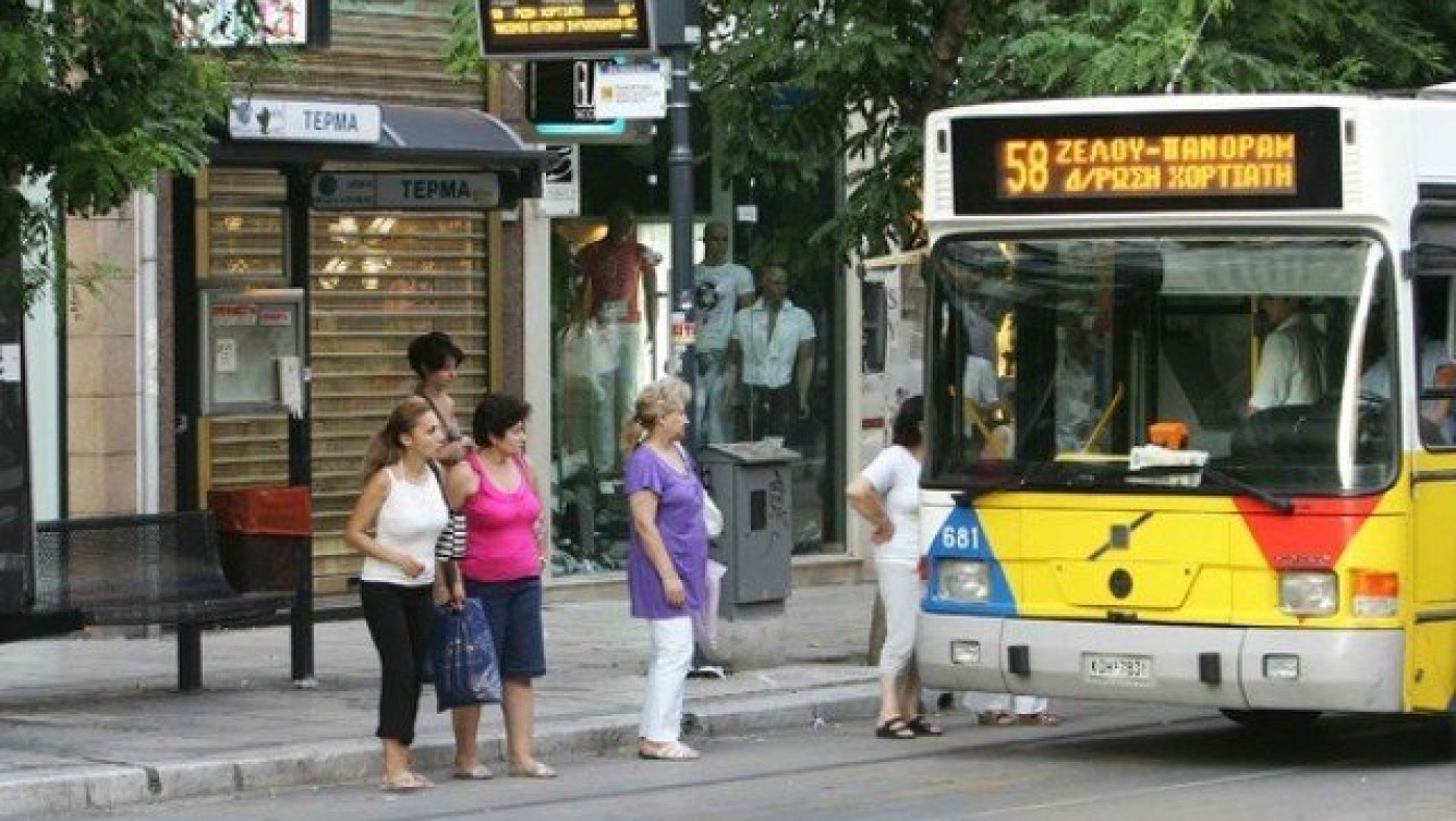 Θεσσαλονίκη: Έντονοι μαύροι καπνοί από λεωφορείο του ΟΑΣΘ στο κέντρο