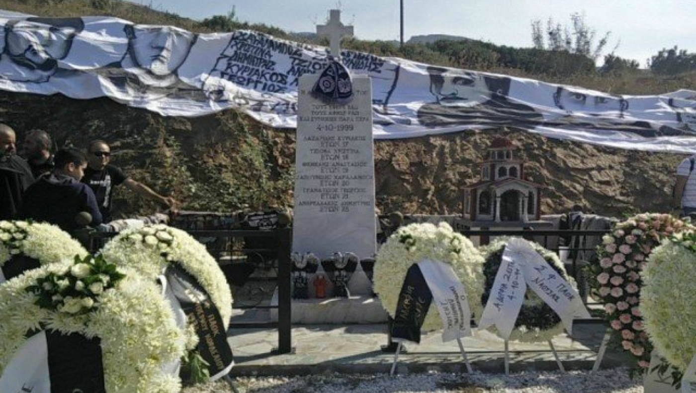 Συγκίνηση στα Τέμπη για τα αδικοχαμένα «αετόπουλα» (video)