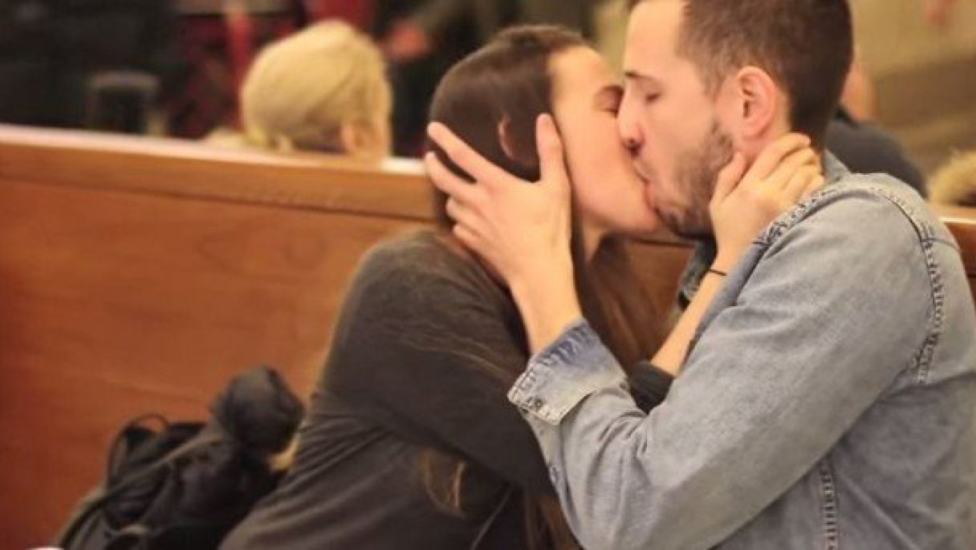 Ένα κορίτσι προσπαθεί να φιλήσει αγνώστους στο μετρό! (video)