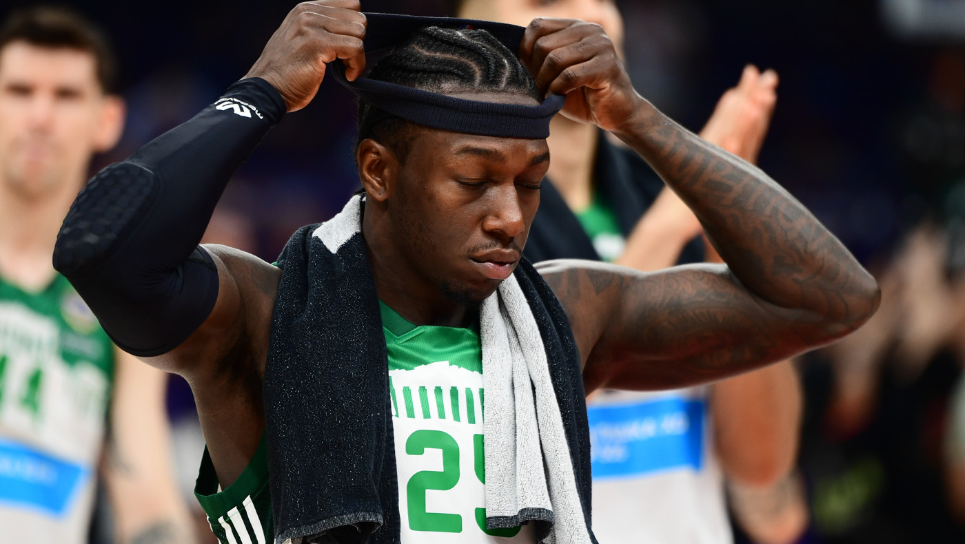 Οι οπαδοί του Ολυμπιακού τρόλαραν τον Ναν για την αποβολή του και τον αποκλεισμό του Παναθηναϊκού