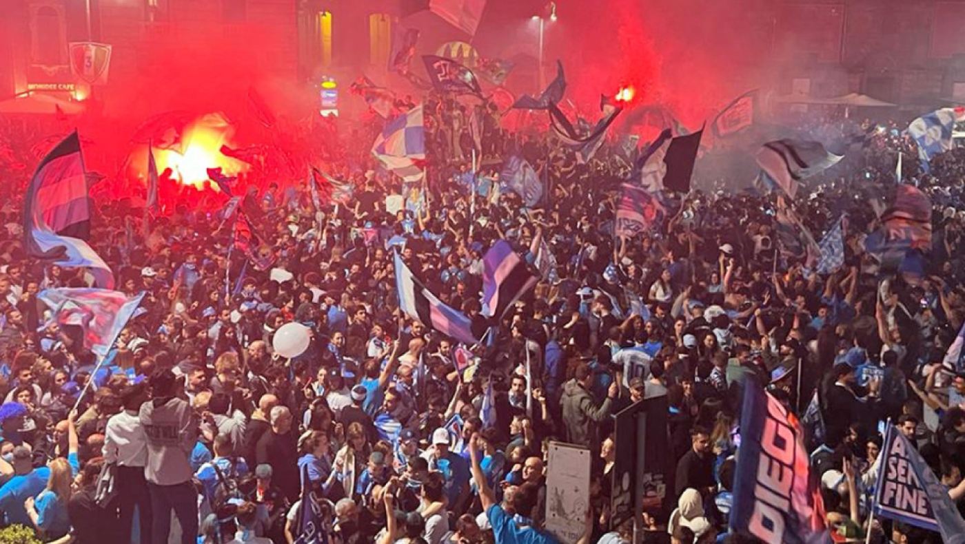 Στον έβδομο ουρανό οι Ναπολιτάνοι: Καπνογόνα, δάκρυα και πανηγύρια μέχρι το ξημέρωμα!