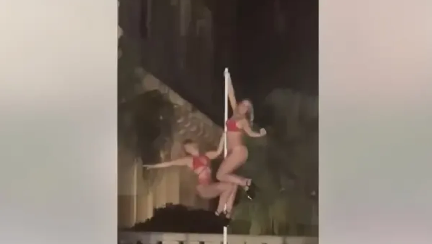 Κέρκυρα: Γυναίκες χορεύουν ημίγυμνες έξω από τα Ανάκτορα!