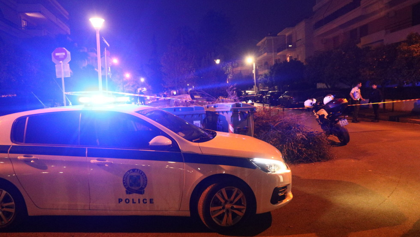 Πανικός στο Χαλάνδρι: ΙΧ έπεσε σε στάση και τραυμάτισε τρία άτομα-«Σκοτώστε με, μαχαιρώστε με!»