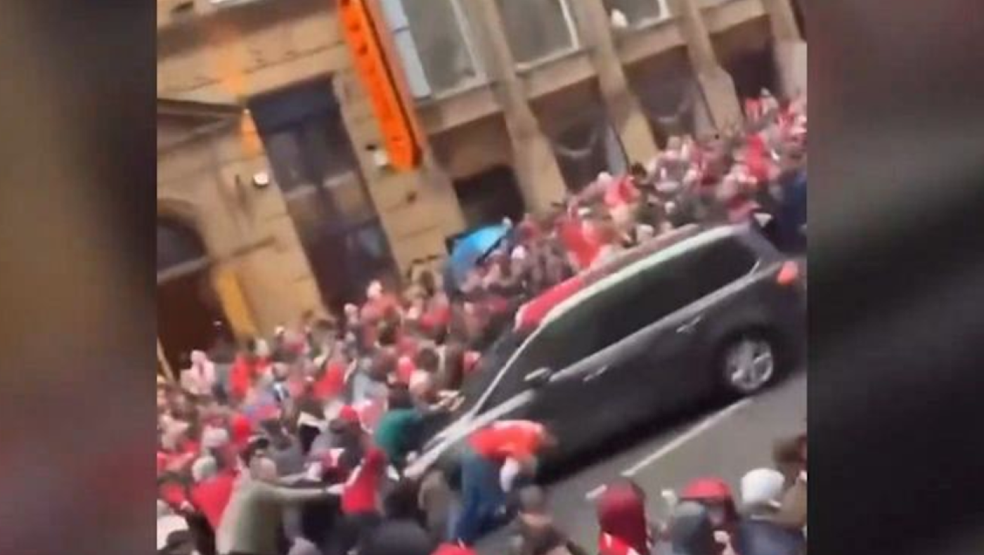 Λίβερπουλ: Η στιγμή που φίλαθλοι σπάνε το παρμπρίζ του οδηγού